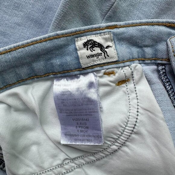 Wrangler Women’s High Rise Bermuda Jean Shorts in Icy Light Wash sz 8 - Picture 7 of 8